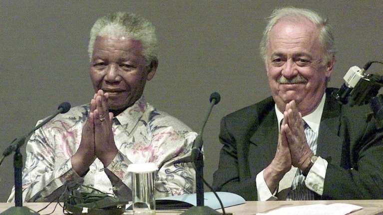 Πέθανε ο Γιώργος Μπίζος, ο Έλληνας δικηγόρος και φίλος του Νέλσον Μαντέλα