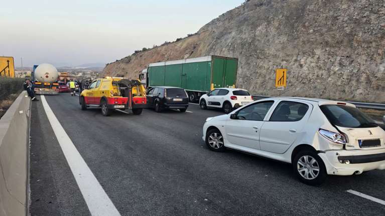 Καραμπόλα δέκα οχημάτων στην Αθηνών-Κορίνθου, στο ύψος των Μεγάρων - Με δυσκολία η κίνηση στο ρεύμα προς Αθήνα