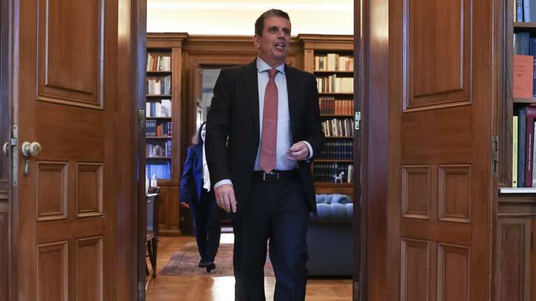 Το Μαξίμου στηρίζει Καιρίδη μετά την αντίδραση Σαμαρά: Δεν αλλάζει το καθεστώς άδειας διαμονής για εργασία σε μετανάστες