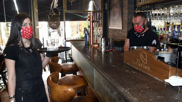 Κορονοϊός - Όλα τα μέτρα που ισχύουν από σήμερα σε μπαρ, πάρτι, γάμους, βαπτίσεις, εκκλησίες