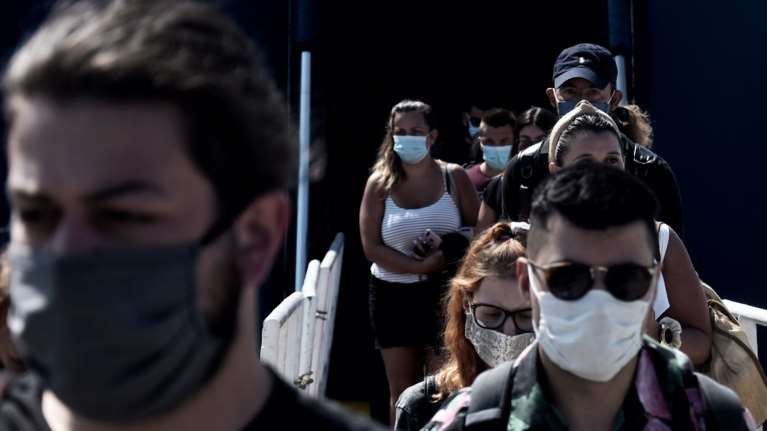 Κορονοϊός: Μικραίνει ολοένα η μέση ηλικία των κρουσμάτων - Μόλις 23 χρόνια ο μέσος όρος στις Κυκλάδες