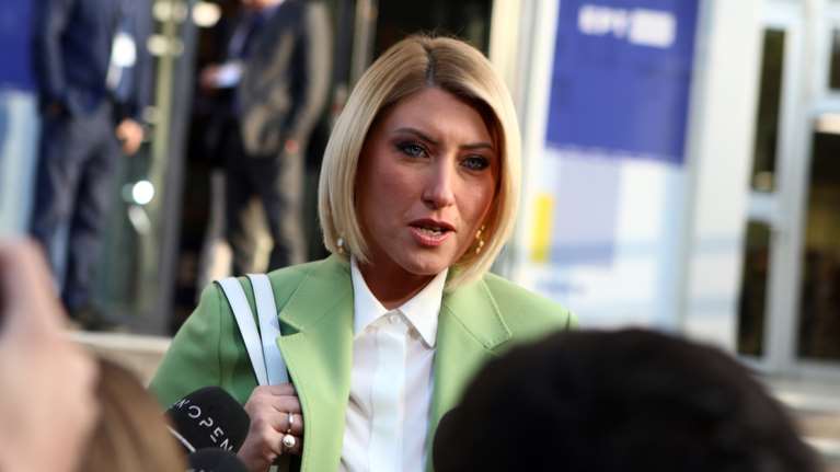 Το παρασκήνιο του debate από τη Σία Κοσιώνη: Το πηγαδάκι Μητσοτάκη-Τσίπρα, το καρφί Ανδρουλάκη και ο ντεφορμέ Βαρουφάκης