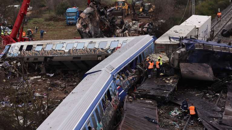 Τραγωδία στα Τέμπη: Αποκάλυψη - Ο σταθμάρχης ειδοποιήθηκε για το εμπορικό τρένο 17 λεπτά πριν τη σύγκρουση