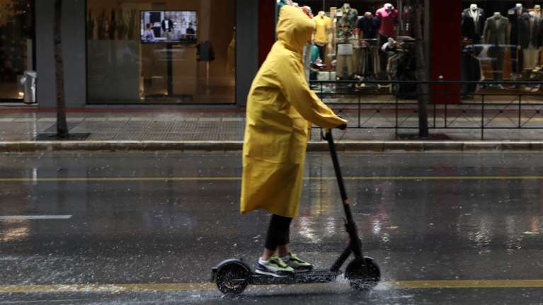 Καιρός: Βροχές και πτώση της θερμοκρασίας σήμερα - Πού θα χρειαστείτε ομπρέλα