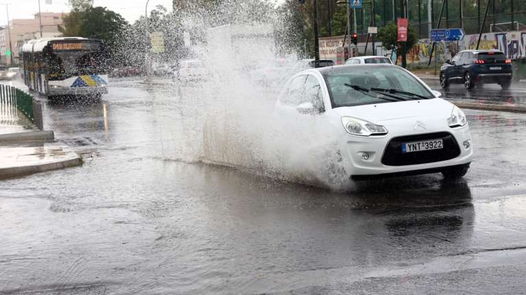Καιρός: Πού θα χτυπήσουν καταιγίδες τις επόμενες ώρες - Πότε "βλέπει" να έρχεται το καλοκαίρι ο Σάκης Αρναούτογλου