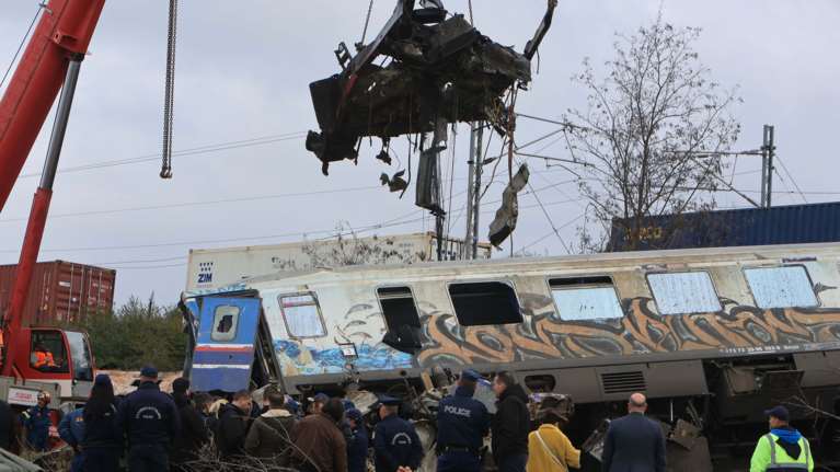 Συνεχίζονται οι έρευνες για αγνοούμενους στα Τέμπη - Απομακρύνονται το 4ο και το 5ο βαγόνι