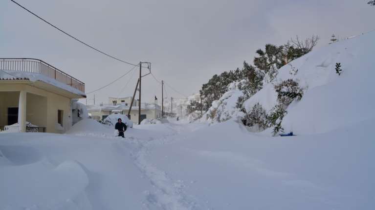 Κακοκαιρία Barbara: Προβλήματα σε όλη την Εύβοια - Κλειστή η γέφυρα Χαλκίδας, απαιτούνται παντού αλυσίδες
