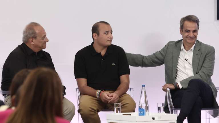 Μητσοτάκης: Ο διάλογος με άτομο με αναπηρία για τον πόλεμο στην Ουκρανία - &quot;Εγώ σε θαυμάζω περισσότερο&quot; [Βίντεο]