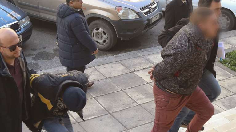 Δολoφονία Θεσσαλονίκης: Με χειροπέδες στον Εισαγγελέα τα τρία αδέλφια: &quot;Ήταν ατύχημα&quot; λένε τώρα