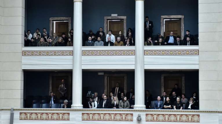 Επεισόδιο στα θεωρεία της Βουλής στην ομιλία Σαμαρά - Παρενέβη αστυνομικός φρουρός