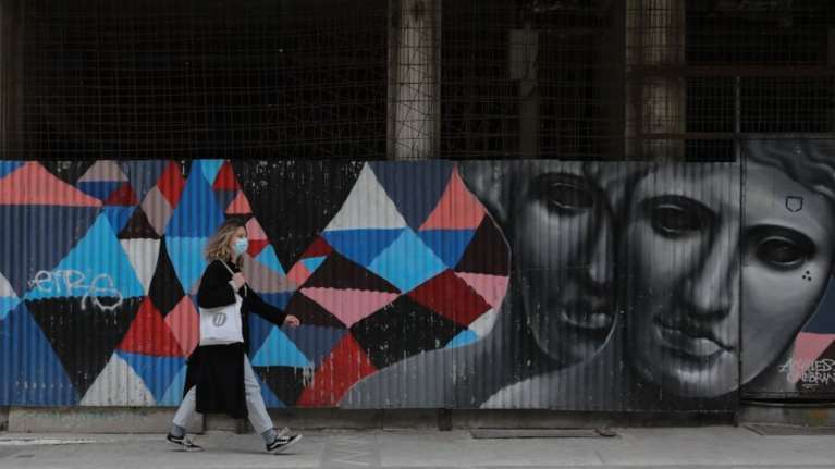 Κορονοϊός: Όχι σε νέο lockdown, διαμηνύει η κυβέρνηση - Τα μέτρα έχουν αυξήσει τους εμβολιασμούς