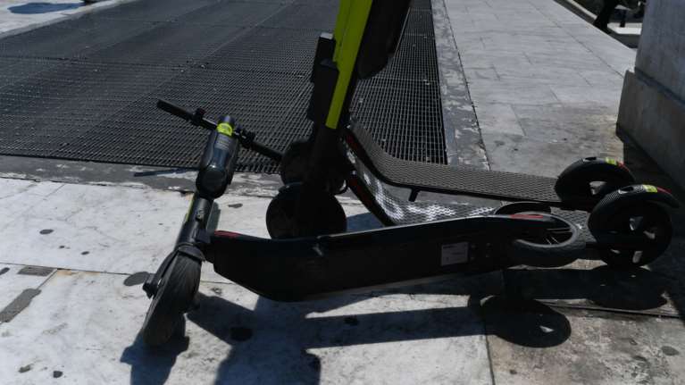 Χολαργός: "Πέρασε με κόκκινο, υπάρχουν μάρτυρες" λέει ο πατέρας του 12χρονου αντικρούοντας την οικογένεια της δασκάλας