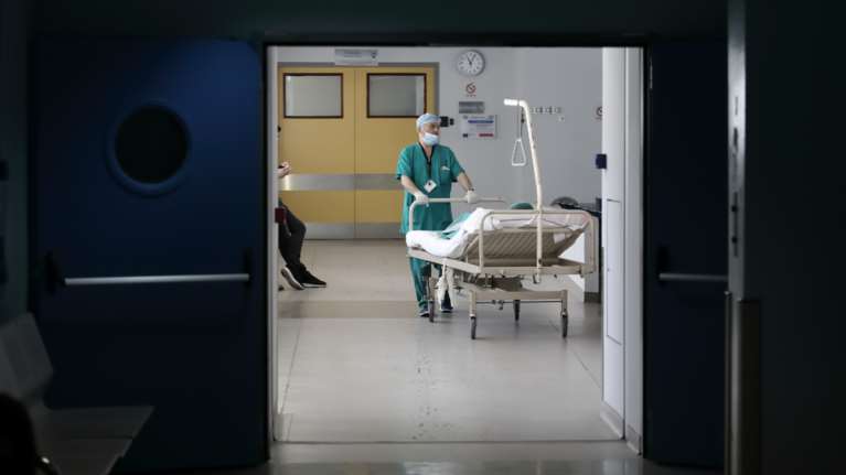 Ξεκληρίστηκε ολόκληρη οικογένεια ανεμβολίαστων από κορονοϊό στη Θεσσαλονίκη - Ο σύζυγος το είχε σκάσει από το νοσοκομείο