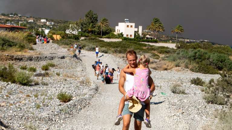 Φωτιά στη Ρόδο στην καρδιά του τουρισμού: Νέα μηνύματα του 112 για προληπτική εκκένωση από Λίνδο και Κάλαθο και από Κιοτάρι και Γεννάδι