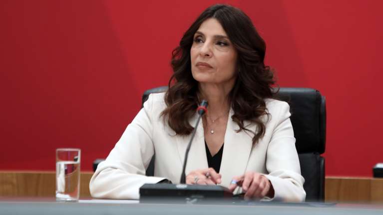 &quot;Ο Τσίπρας δεν είναι Μητσοτάκης για να τον κρατάνε&quot;: Απάντηση Τσαπανίδου στις αιχμές Οικονόμου για τον Παππά