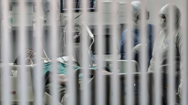 Κορονοϊός: Ολοι ανεμβολίαστοι στην οικογένεια του 20χρονου που πέθανε -  Καθυστέρησαν να τον πάνε στο νοσοκομείο