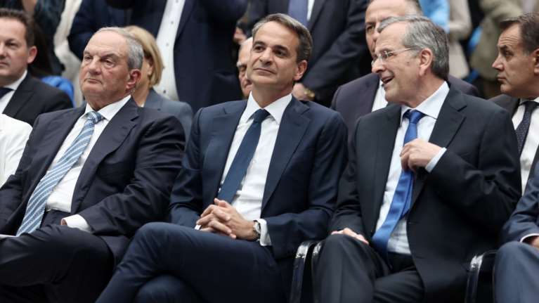 Το παρασκήνιο του Ζαππείου: Μήνυμα ενότητας Μητσοτάκη, Καραμανλή, Σαμαρά και αιχμές των πρώην κατά της ΕΕ