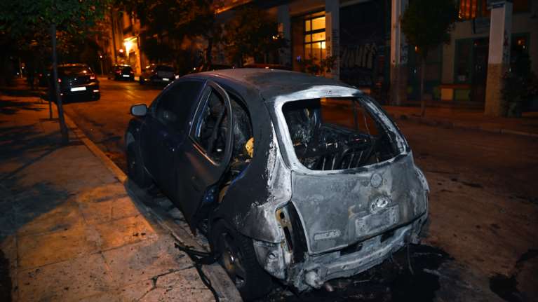 Επιθέσεις με μολότοφ στα Εξάρχεια: Δεκάδες προσαγωγές - Τραυματίστηκαν δύο αστυνομικοί [Εικόνες - βίντεο]