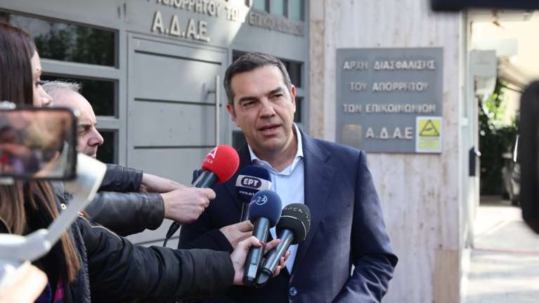 Η ΝΔ τρολάρει τον Τσίπρα με βίντεο: Υπάρχουν όντως &quot;δικασταί εις τας Αθήνας&quot; και καταδίκασαν ομόφωνα τον συνεργάτη σας