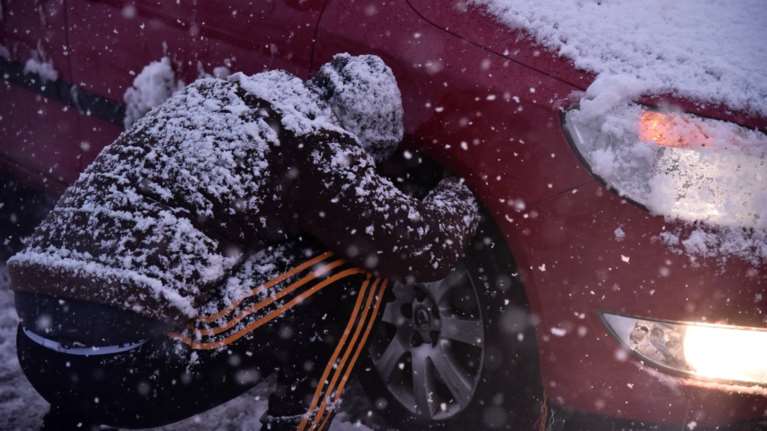 Κακοκαιρία Μπάρμπαρα: Πανάκριβες οι αντιολισθητικές αλυσίδες στην Ελλάδα – Έως και 400 ευρώ η τιμή, ουρές στα καταστήματα