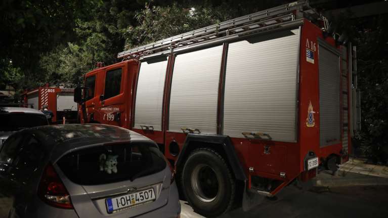 Συναγερμός στην Πυροσβεστική - Φωτιά σε εγκαταλελειμμένο κτίριο στην Κουμουνδούρου