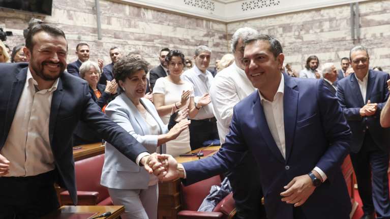 Οι βουλευτές του ΣΥΡΙΖΑ αποθέωσαν τον Αλέξη Τσίπρα - Νέος πρόεδρος της ΚΟ ο Σωκράτης Φάμελλος