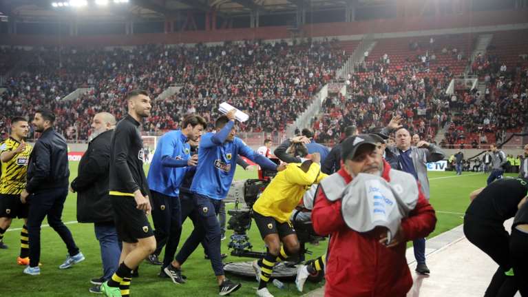 Ολυμπιακός – ΑΕΚ 1-3: Τεράστιο διπλό της &quot;Ένωσης&quot; στο Φάληρο - Χαμός μετά την λήξη του αγώνα [εικόνες]