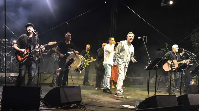 Λαυρέντης Μαχαιρίτσας: Συγκίνηση στη συναυλία για τον ένα χρόνο από τον θάνατό του - Τα δάκρυα της κόρης του [εικόνες]