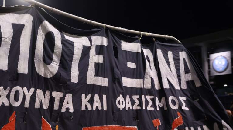 Πολυτεχνείο: Με τη μεγαλειώδη πορεία της Αθήνας κορυφώθηκαν οι τριήμερες εκδηλώσεις - Μολότοφ στη Θεσσαλονίκη [εικόνες, βίντεο]