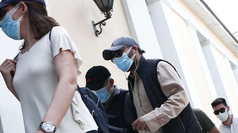 Στην Ευελπίδων ο &quot;μαϊμού&quot; γιατρός - Απολογείται με βαρύ κατηγορητήριο [εικόνες]