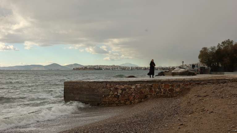 Βελτιώνεται ο καιρός: Υποχωρεί ο παγετός, αλλά επιμένουν οι άνεμοι στο Αιγαίο - Πού προβλέπονται βροχές