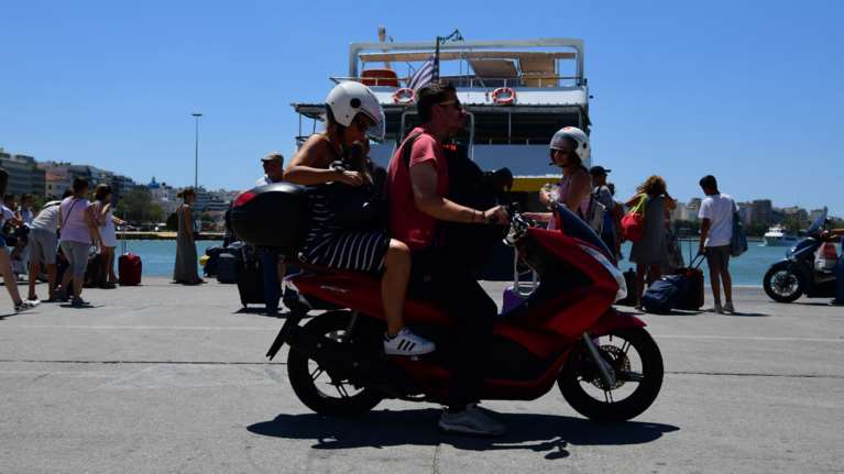 Λοιμωξιολόγοι: Ανοίγουν οι διαπεριφερειακές μετακινήσεις με self test για τα νησιά- Παράταση ωραρίου μέχρι τις 12.30 το βράδυ