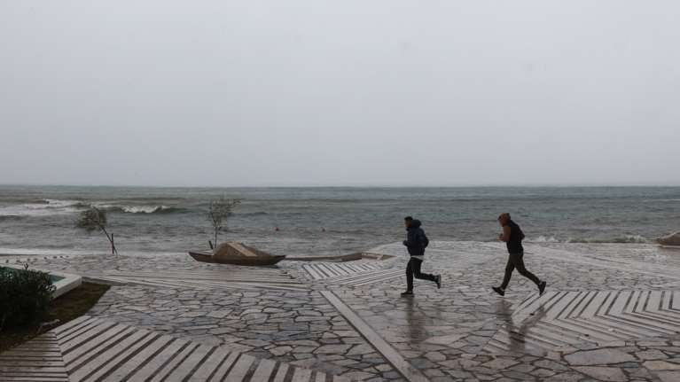 Συνεχίζεται η κακοκαιρία: Πού και πότε θα χτυπήσουν οι καταιγίδες - Επικαιροποιήθηκε το έκτακτο δελτίο της ΕΜΥ