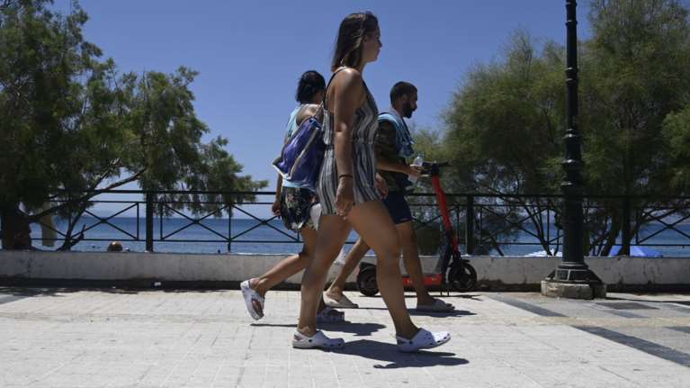 Καιρός: Ζέστη με το θερμόμετρο στους 38 βαθμούς - Μέτριοι άνεμοι στο Αιγαίο, βροχές στα ηπειρωτικά