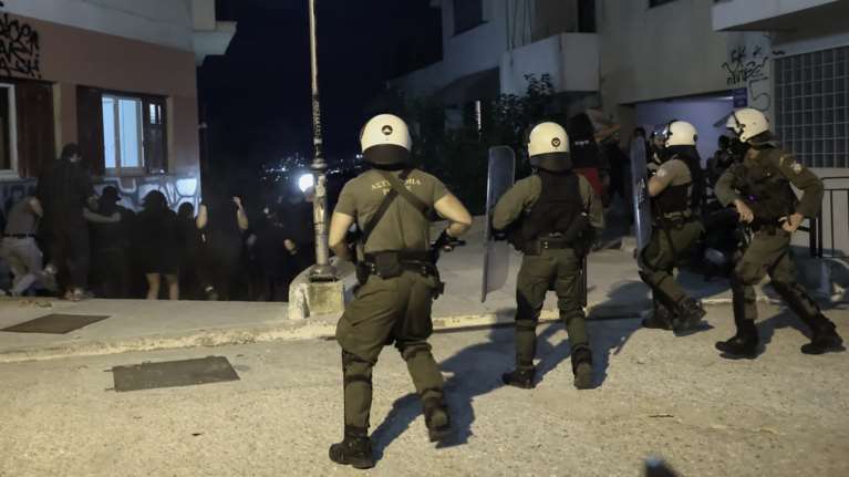 Εξάρχεια: Επεισόδια σε πορεία κατά της ανάπλασης στον λόφο του Στρέφη [Εικόνες]