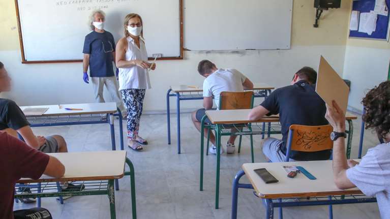 Συναγερμός για κορονοϊό σε Εξεταστικό Κέντρο: Υποψήφιος με πυρετό και πονοκέφαλο - Τι λέει το υπουργείο