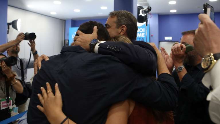 Συγκινητικές στιγμές: Η αγκαλιά του Κυριάκου Μητσοτάκη με τη σύζυγο και τα παιδιά του [Εικόνες]