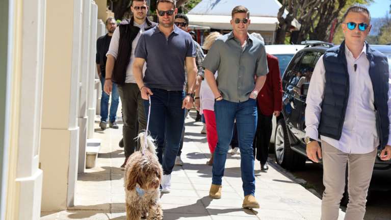 Η βόλτα του Στέφανου Κασσελάκη στα Χανιά: Με τον Τάιλερ και τη σκυλίτσα του, Φάρλι [Εικόνες - Βίντεο]