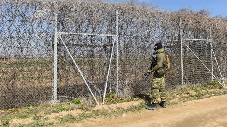 Σε διαθεσιμότητα τέθηκαν οι πέντε αστυνομικοί στον Έβρο που διακινούσαν μετανάστες - Διατάχθηκε και ΕΔΕ