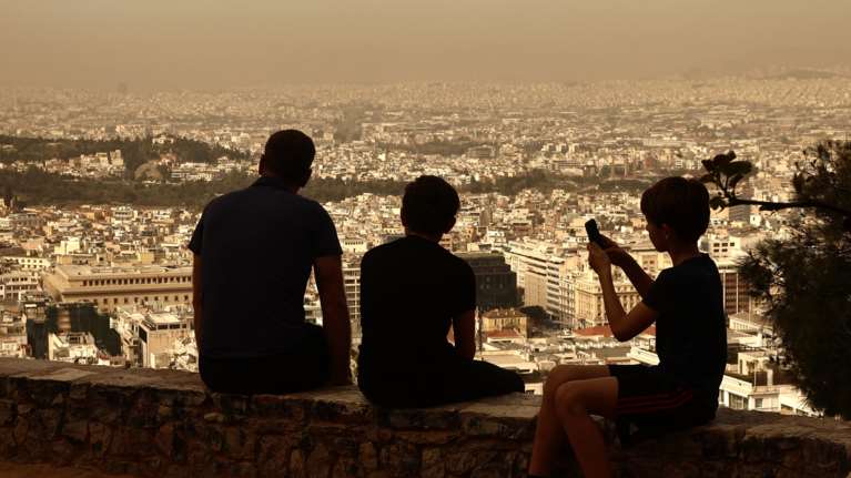 Καιρός: Λασποβροχές, ζέστη και αφρικανική σκόνη σήμερα - Σε ποιες περιοχές βρέχει