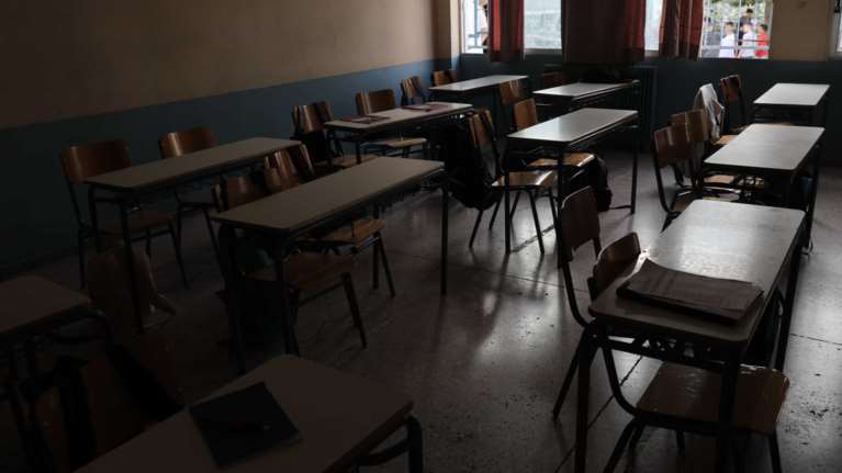 Λαύριο: Νέες καταγγελίες για τον εκπαιδευτικό που μοίρασε ομοφοβικό φυλλάδιο - &quot;Ελεγε ότι είναι κολλητός του Κασιδιάρη&quot;