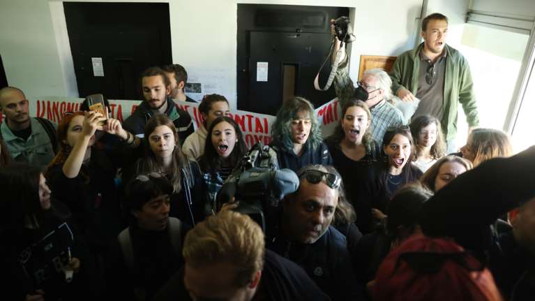 ΑΠΘ: Ενταση σε πορεία διαμαρτυρίας φοιτητών για την πτώση του 19χρονου από το παράθυρο [βίντεο]