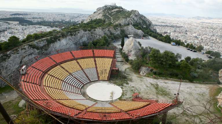 Άνοιξε ο δρόμος για την ανάπλαση του Λυκαβηττού - Στόχος να ανακατασκευαστεί και να λειτουργήσει το ιστορικό θέατρο