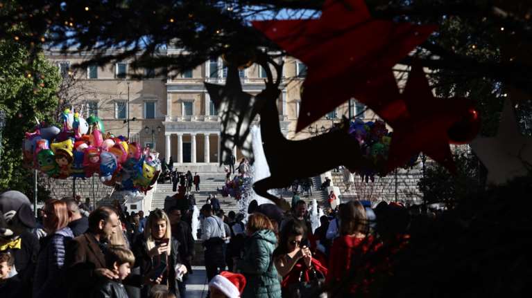 Πρεμιέρα σήμερα για το εορταστικό ωράριο - Πώς θα λειτουργήσουν τα καταστήματα ως την Πρωτοχρονιά