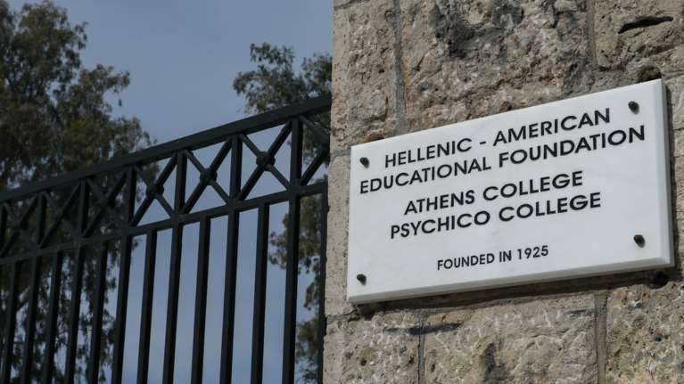 Κοροναϊός: Επέστρεψαν στην Ελλάδα οι μαθητές - Πέντε παιδιά με πυρετό και έντονο βήχα