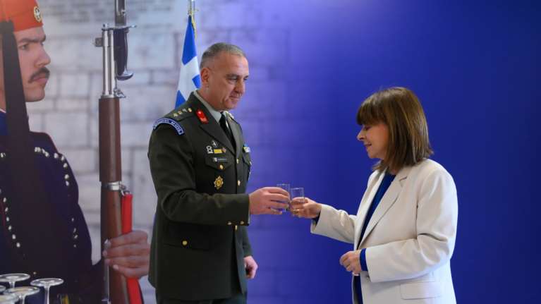 Κατερίνα Σακελλαροπούλου: Τσούγκρισε κόκκινα αυγά μαζί με τους Εύζωνες- Με ποιους επικοινώνησε για ευχές [εικόνες]