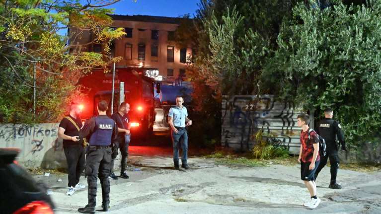 Νίκαια: Φωτιά σε εγκαταλελειμμένο κτίριο - Κινητοποίηση της Πυροσβεστικής [εικόνες - βίντεο]