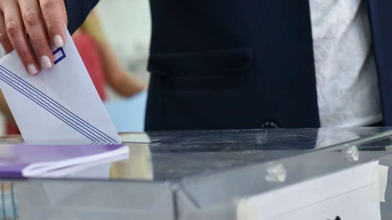 Δημοσκόπηση Metron Analysis: Κυριαρχία της ΝΔ, αλλά με πτώση ποσοστών - &quot;Αγκάθια&quot; ακρίβεια και εγκληματικότητα