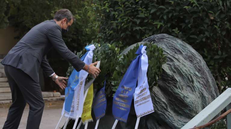 &quot;Αστακός&quot; το Πολυτεχνείο - Κλειστοί δρόμοι: Κατέθεσαν στεφάνι Μητσοτάκης, Σακελλαροπούλου [εικόνες]