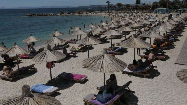 &quot;Ανάσες δροσιάς&quot; στις παραλίες αναζήτησαν οι Αθηναίοι - Μποτιλιάρισμα στην παραλιακή, συνωστισμός στις ξαπλώστρες [εικόνες]